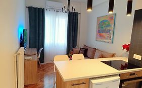 Golden Apartment In Victoria